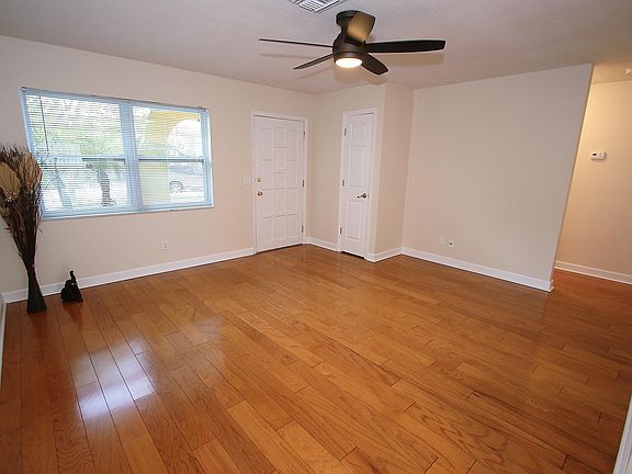 3rd image of 123 NW Lincoln Cir N