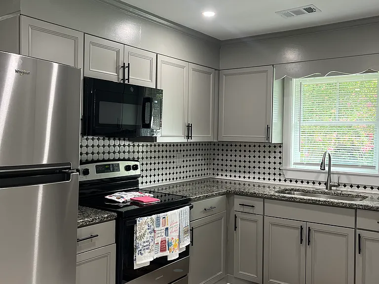 2165 Lexington Rd — Photo 2