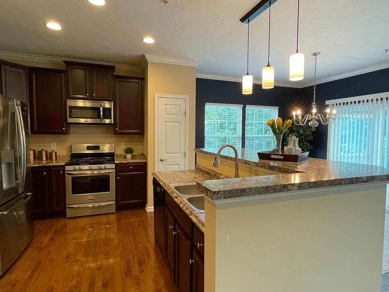 3 bed, 2200 sqft, $2,750 — Photo 4