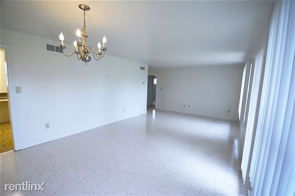 2846 Idaho Ave A - Living