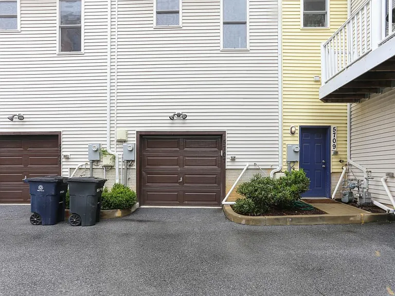5707 Lustine St — Photo 24