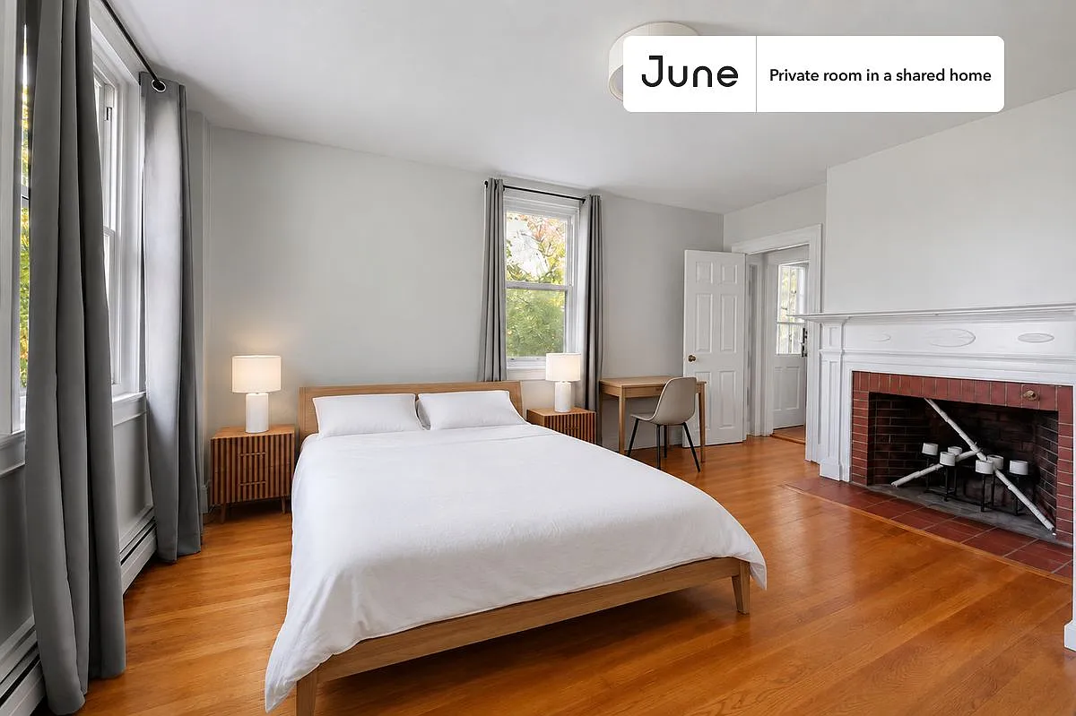 Queen bedroom in 2 bed/1 bath home in Newton Corner #775 A — Photo 1