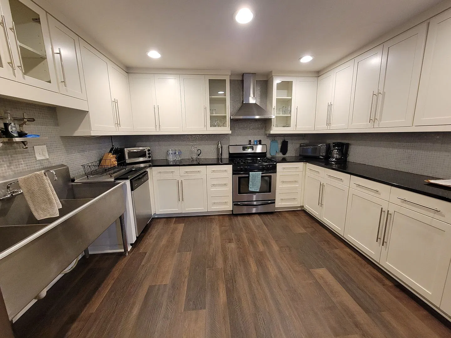 Spacious and newly renovated 3 bed 2 bath on Boulevard! — Photo 4