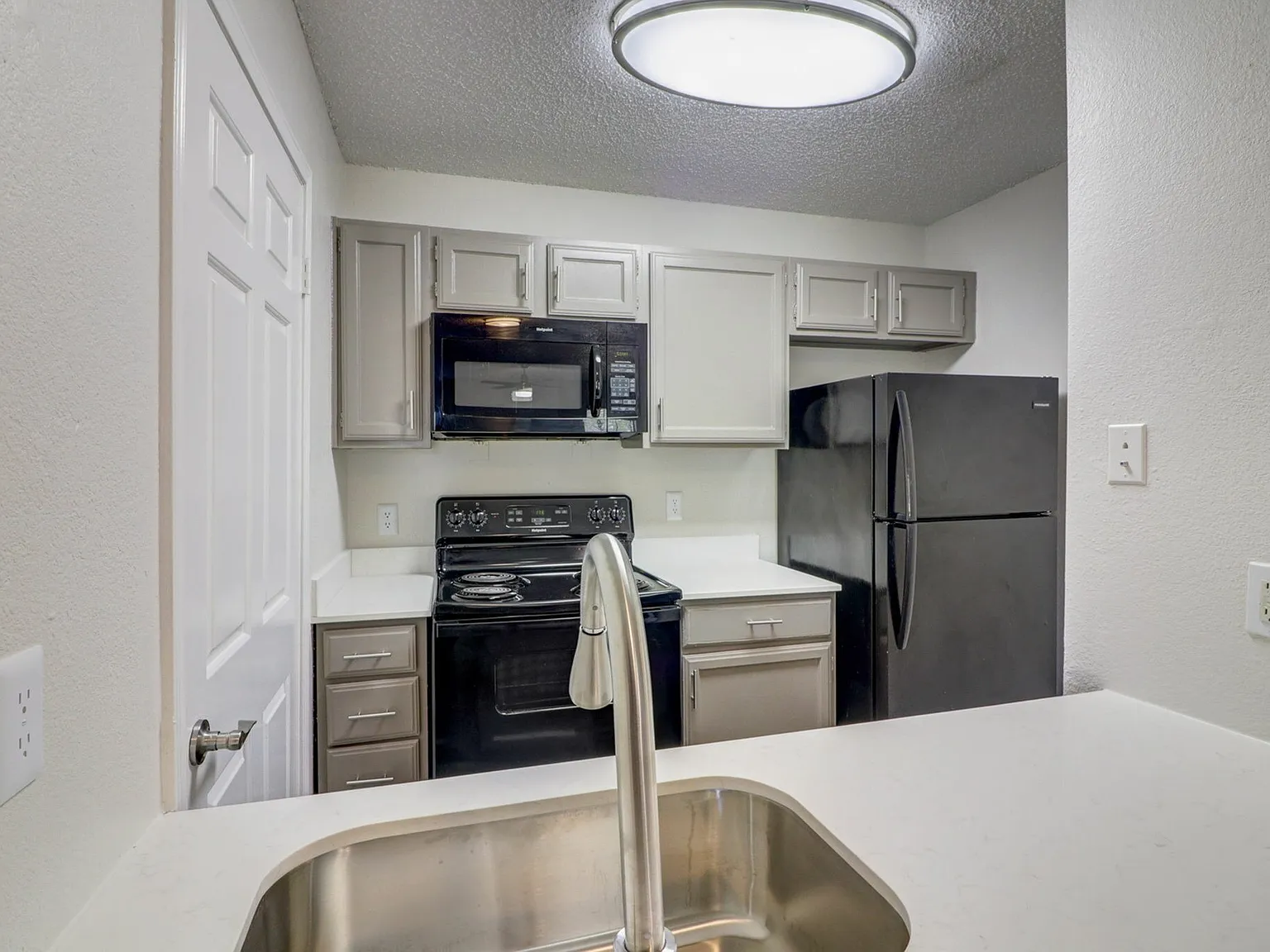 Lakeland Apartments — Photo 3