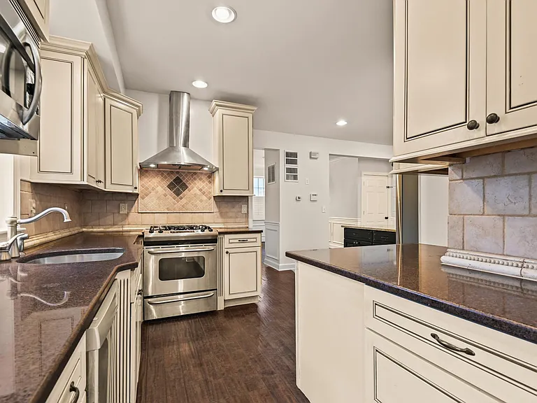523 Allegheny Ave — Photo 18