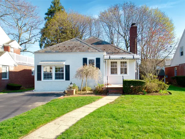 29 Sydney Avenue, Malverne, NY 11565