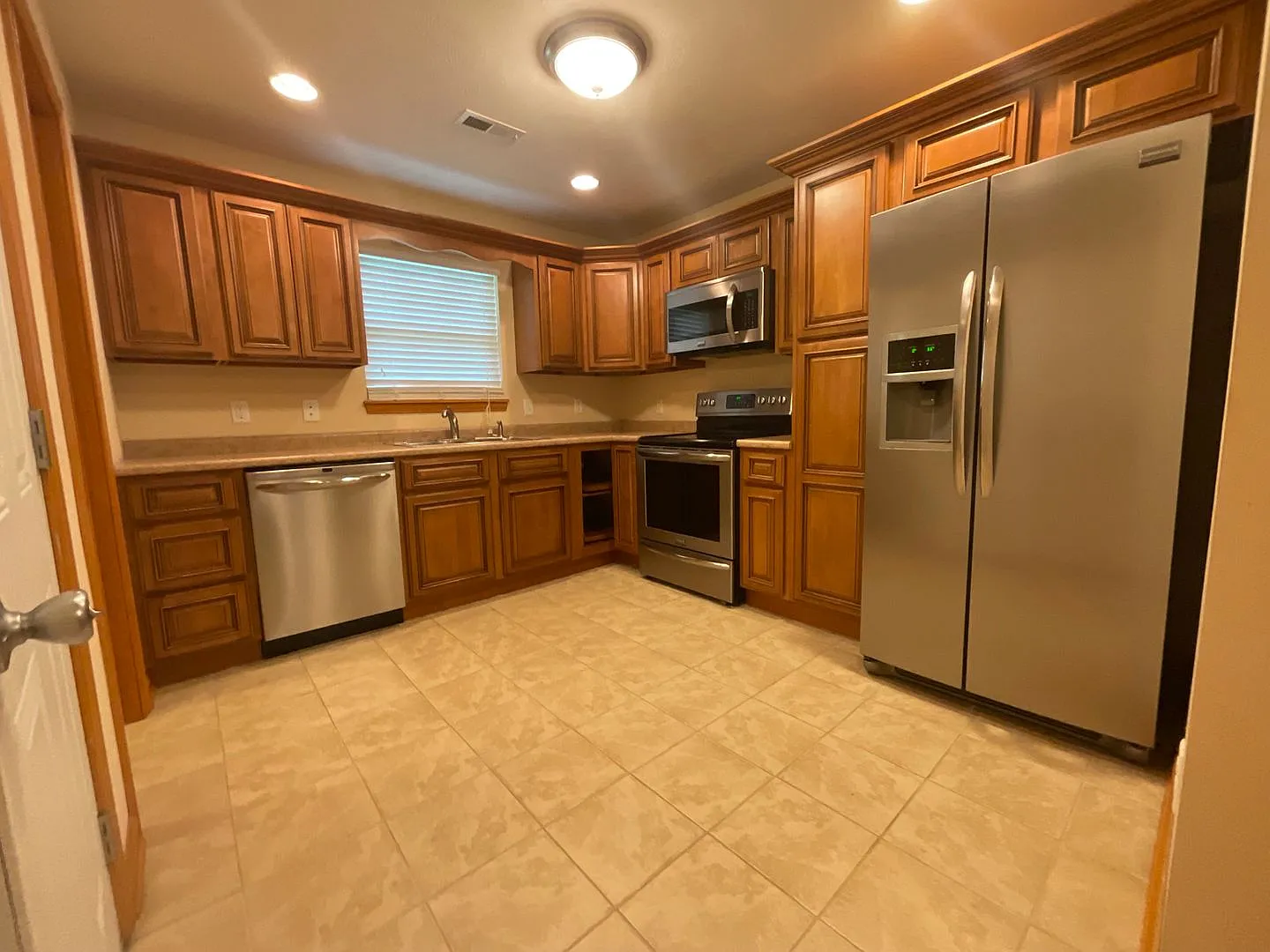 Clean and tidy 3 bedroom/1 bath near Cherokee Park — Photo 3