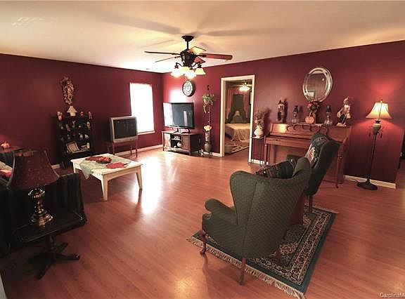 4th image of 503 Morehead St