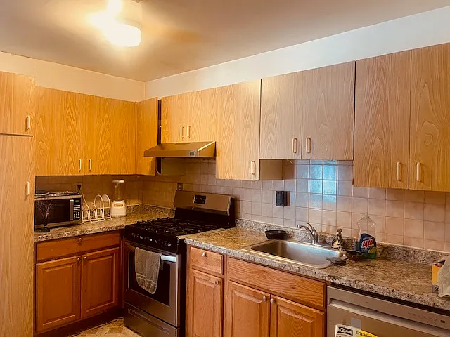 31 Romaine Ave #2 — Photo 5