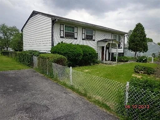 293 Beacon Blvd photo 1