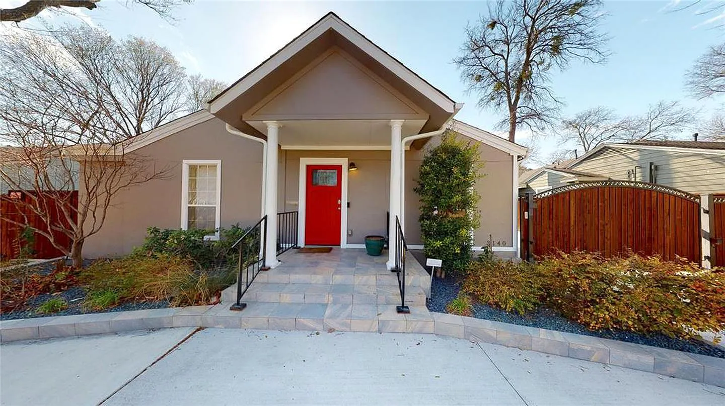 Stylish & bright Ridglea North home steps from Berney Park — Photo 1