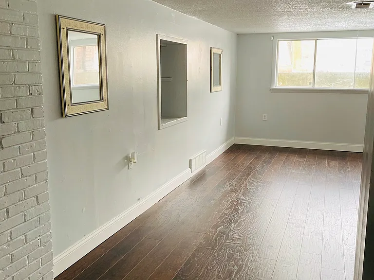 109 W Illinois St — Photo 11