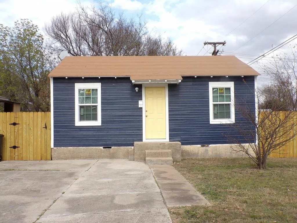 701 W Ave K — Photo 1