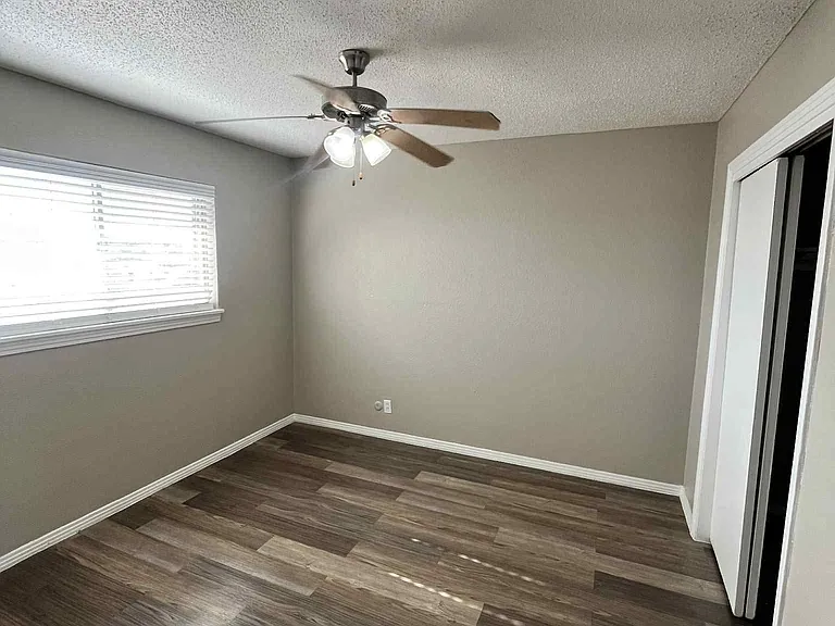 Lakeside Apartments — Photo 7