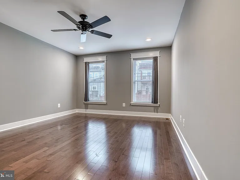 939 S Baylis St — Photo 33