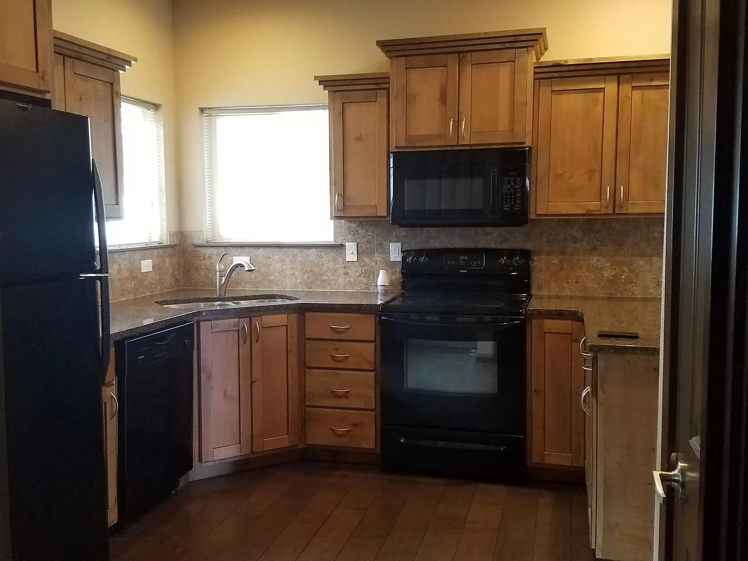 3 bed, 2.5 bath, 1273 sqft, $2,050 — Photo 4