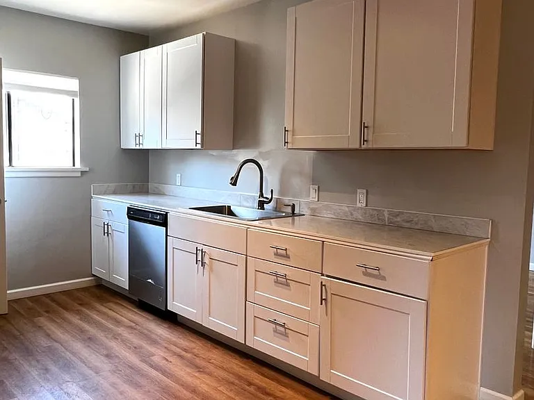 634 Burns St — Photo 5