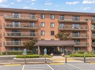 (Undisclosed Address), Willowbrook, IL 60527