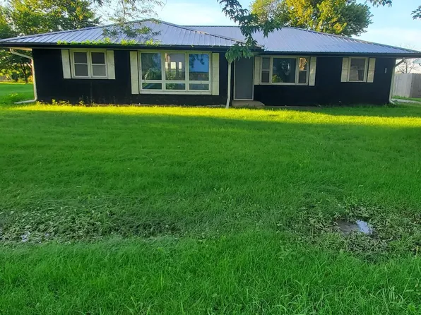204 3rd St, Dewey, IL 61840