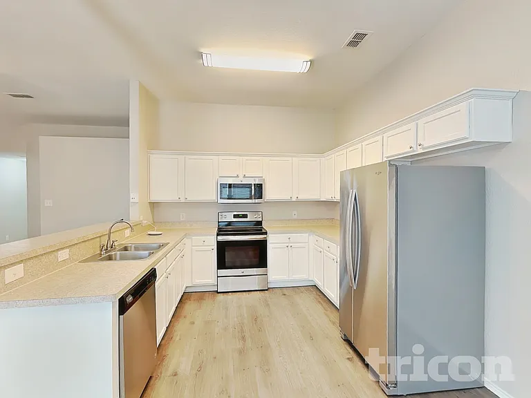1584 Sandhurst Dr — Photo 7