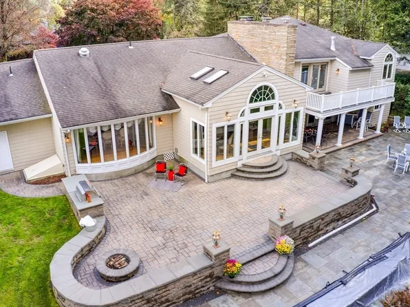186 Tanglewood Dr, Longmeadow, MA 01106