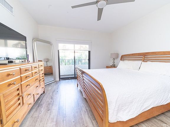 5th image of 6540 Hayvenhurst Ave Unit 4