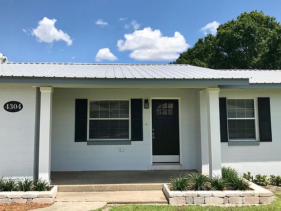 Facade - Front Door / Closeup