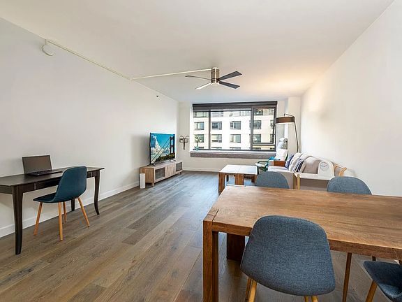 3rd image of 250 King St Unit 606