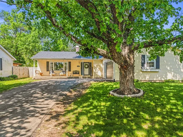 401 Cedar Dr, Clinton, IL 61727