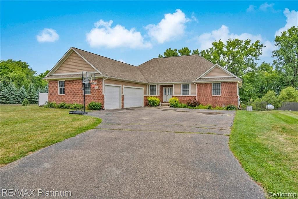 946 Gray Fox Ct, Howell, MI 48843 | Zillow