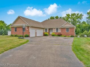946 Gray Fox Ct, Howell, MI 48843