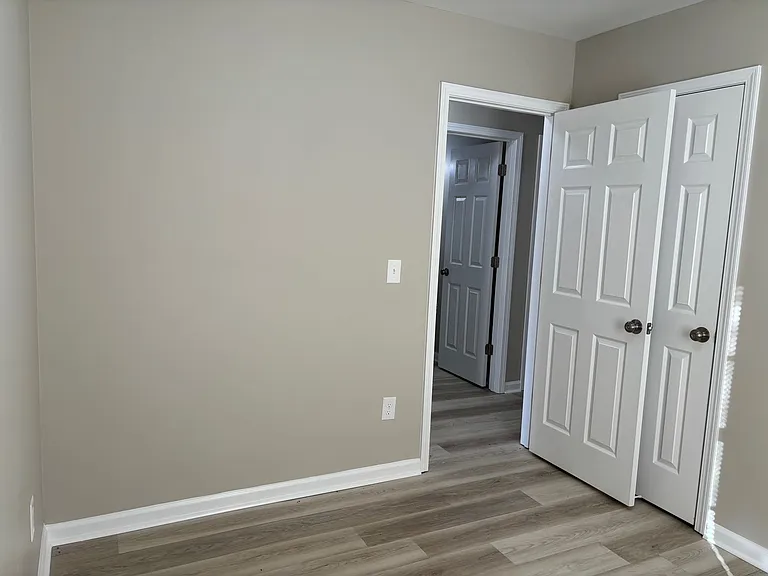 215 Paramount St — Photo 13