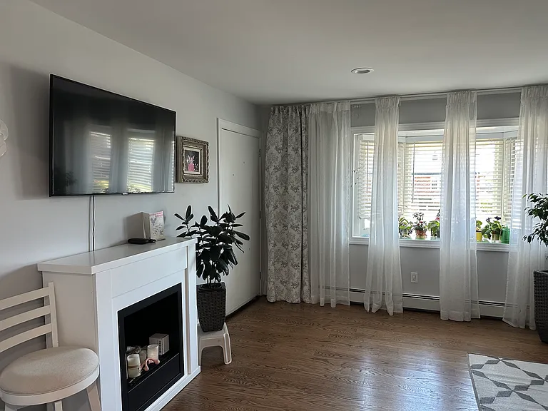 27 Cottage Pl #1 — Photo 2