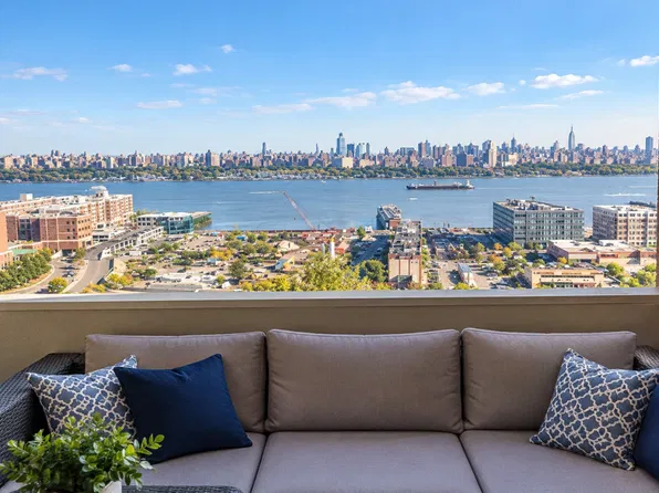 4 Manhattan Pl #1, Cliffside Park, NJ 07010