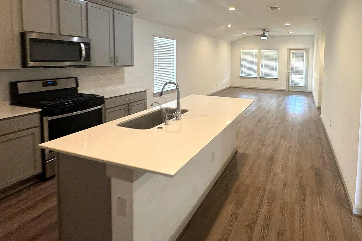 4 bed, 2.0 bath, 1586 sqft, $2,200 — Photo 4