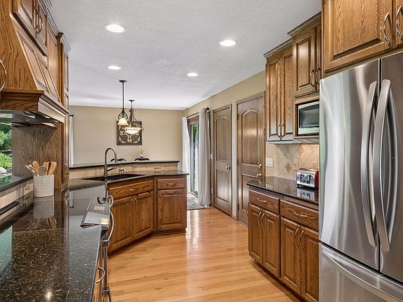 5th image of 108 Knoll Cir E