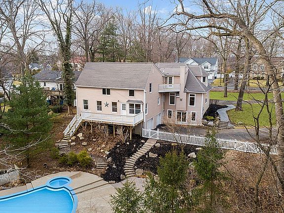 4th image of 529 Brook Ave