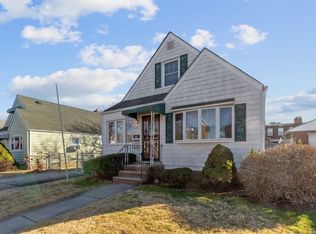 16660 21st Rd, Whitestone, NY 11357