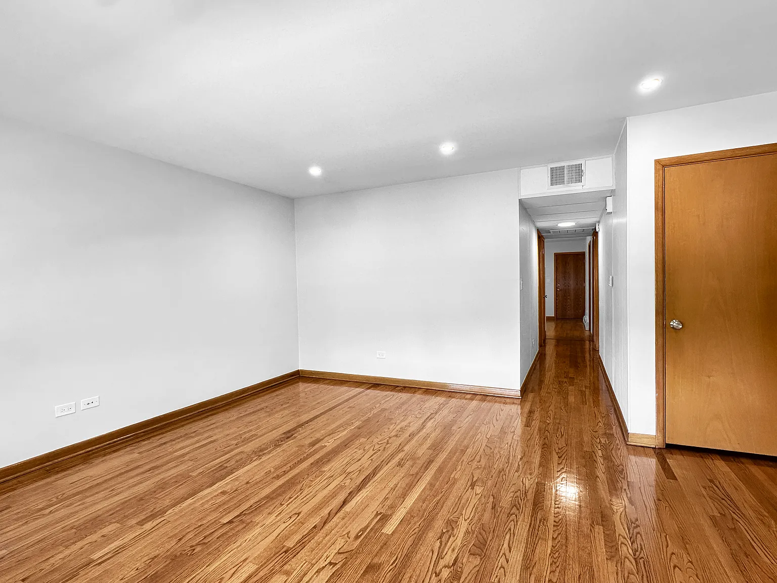 3 bed, 1000 sqft, $1,800 — Photo 2