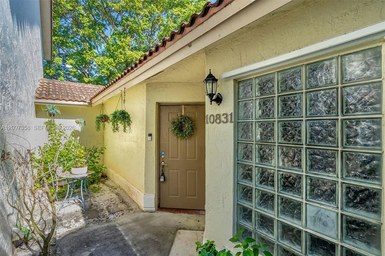 2 bed, 2.0 bath, 1121 sqft, $2,700 — Photo 2