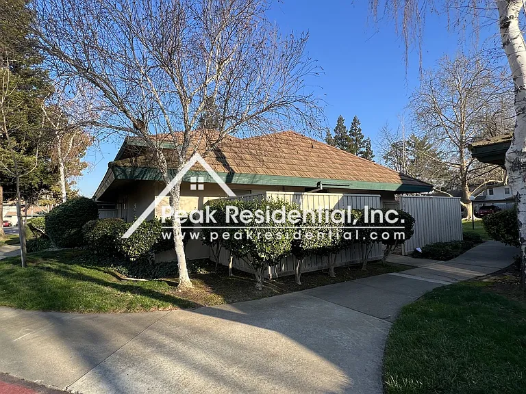 504 Roundtree Ct — Photo 1