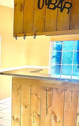 Small bar between LR and kit