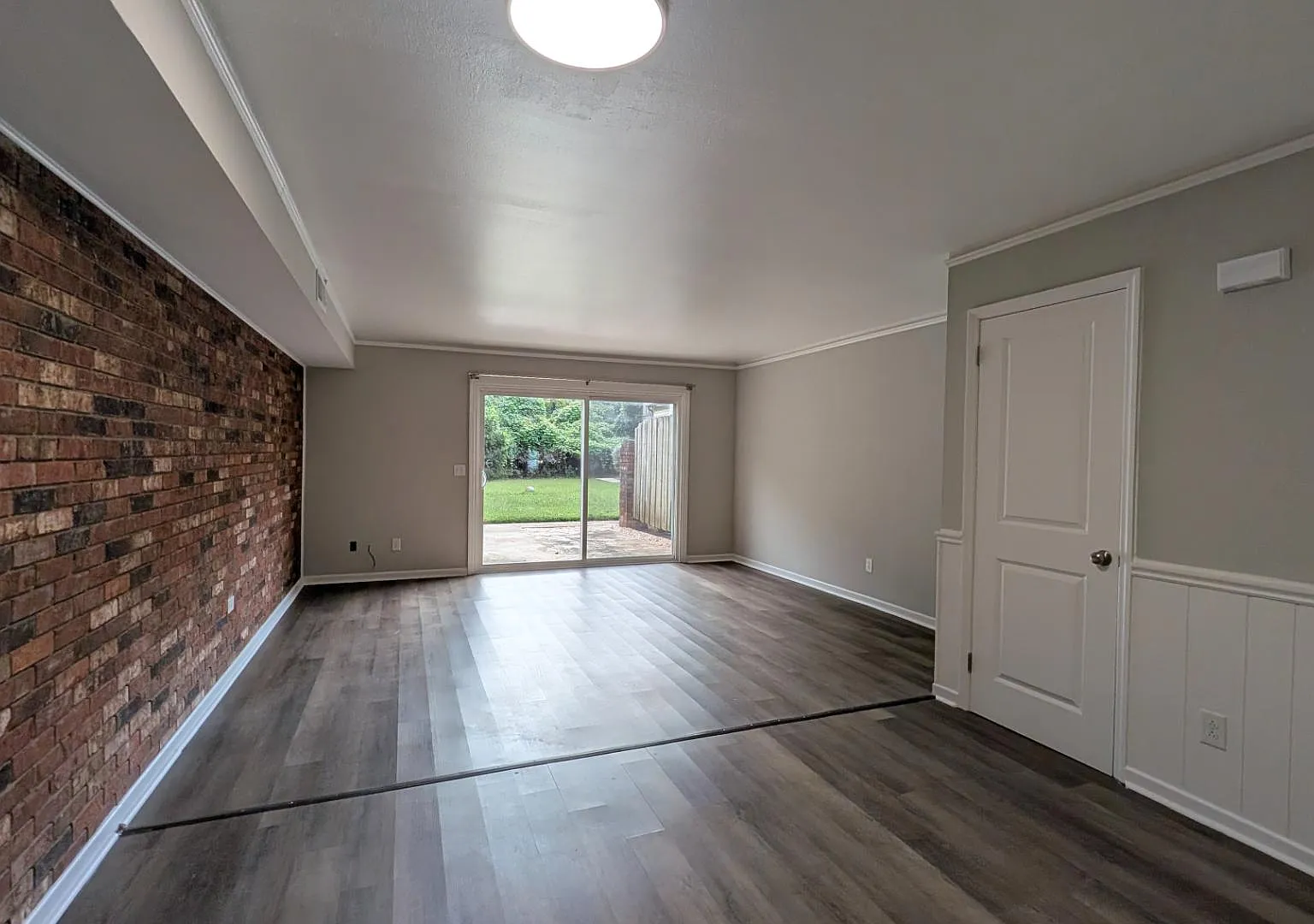 100 Lynn Cir - Unit F — Photo 2