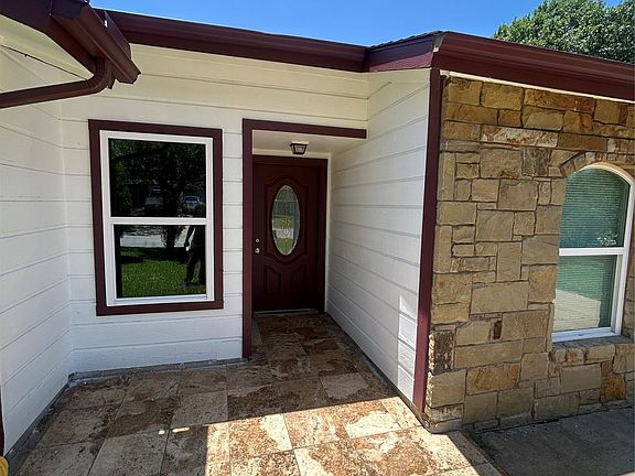 2nd image of 1909 Heathwood Cir