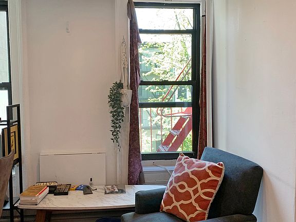 5th image of 526 E 6th St APT 9