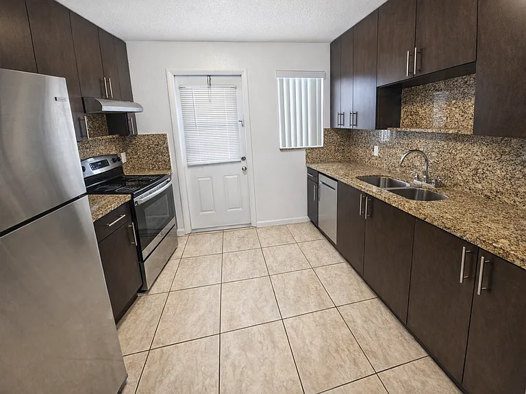 532 S Crescent Dr Hollywood, FL 33021 — Photo 1