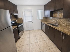 532 S Crescent Dr Hollywood, FL 33021