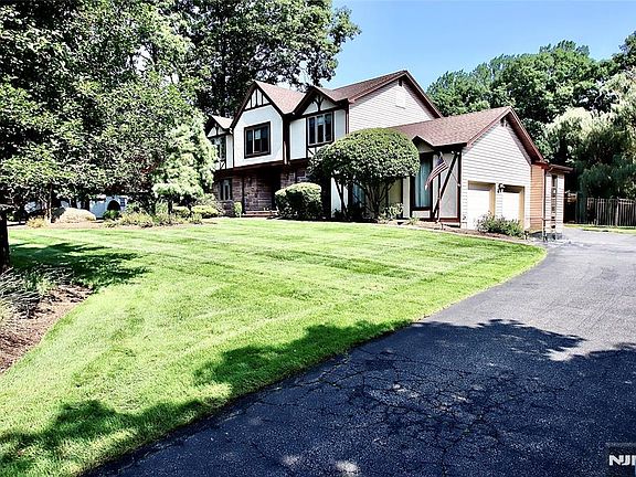 3rd image of 9 Watch Hill Rd