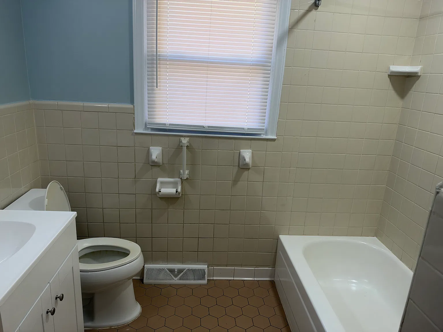 3 bed, 1387 sqft, $1,650 — Photo 2