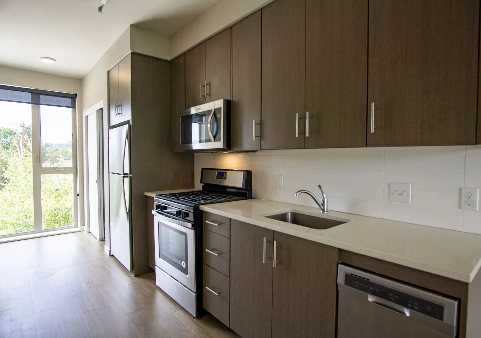 Top Floor Modern Studio w/ W&D, D/W, and Condo Finishes! — Photo 1